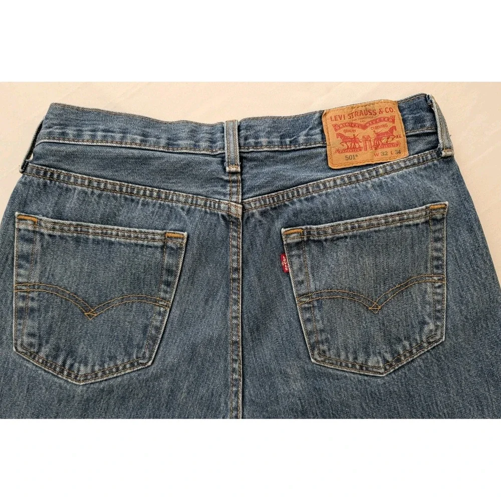 Levi's 501 Jeans Men's Button Fly Size 32x34 Light Wash Denim Straight Leg Fit